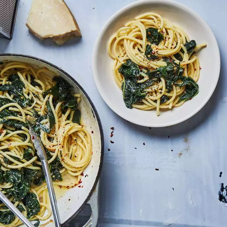 spaghetti aglio e olio with lots of kale